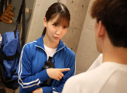 các chàng trai trong câu lạc bộ bóng đá quan hệ tập thể với cô gái xinh trong phòng thay đồ