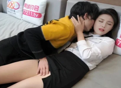 Cô nàng thư ký lén chiều sếp để đổi lấy tiền