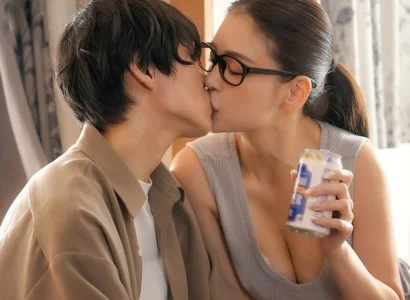 Anh chàng bị bạn gái cắm sừng được chị hàng xóm an ủi vỗ về