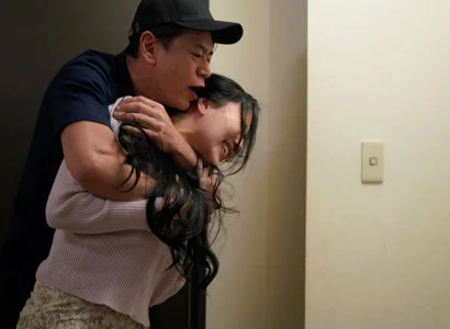 Nữ ca sĩ bị người hâm mộ làm nhục vì ngoại hình quá quyến rũ