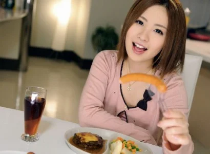 Chàng trai sau bữa tối thì ăn em