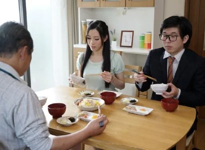 Con dâu đang nứng banh vùng kín ra cho bố chồng quan hệ
